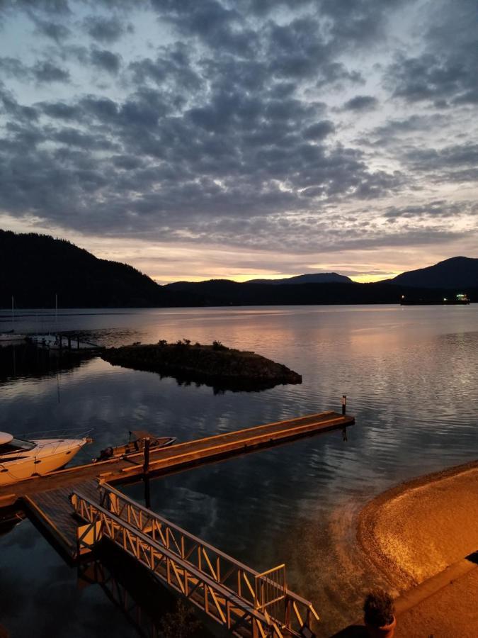 Oceanfront Suites At Cowichan Bay Exterior photo