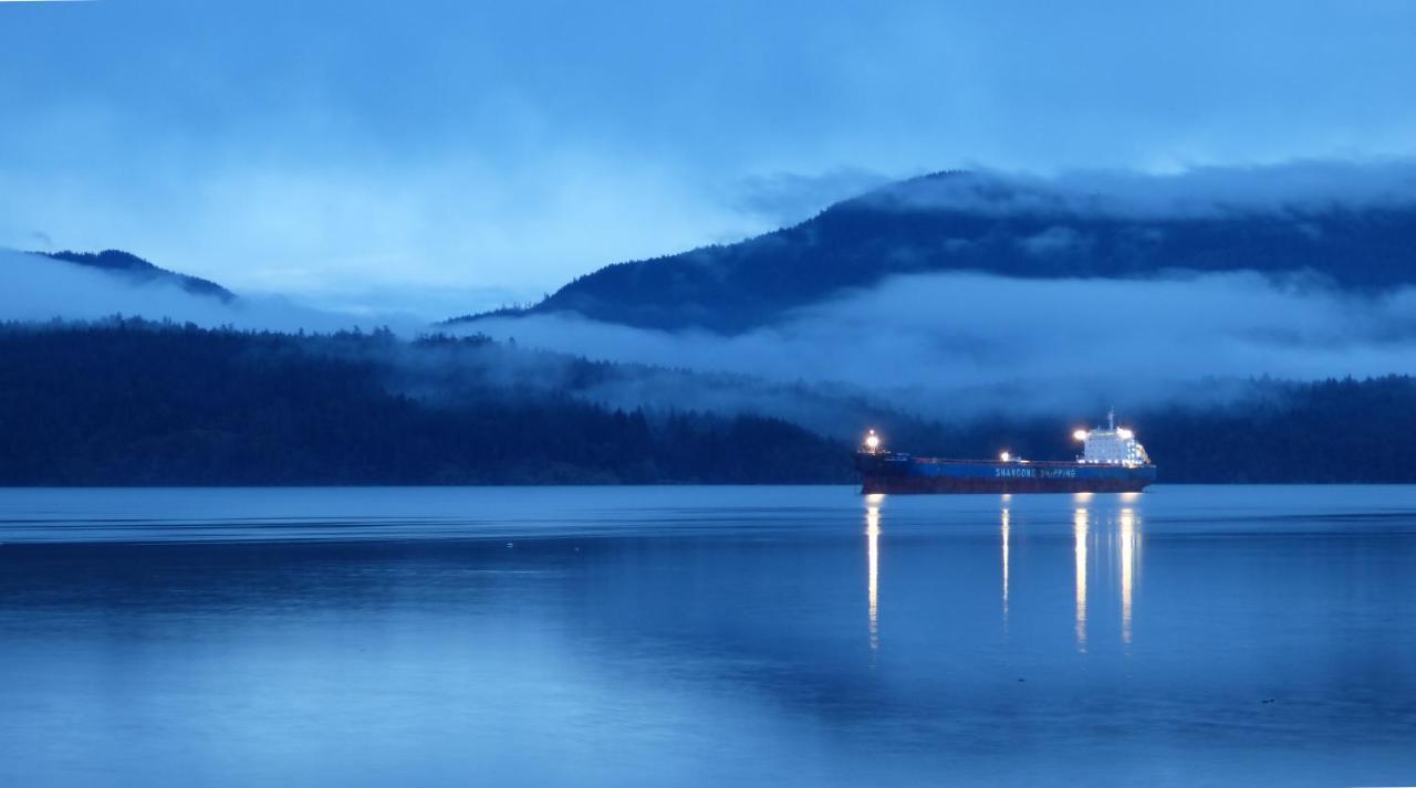 Oceanfront Suites At Cowichan Bay Exterior photo