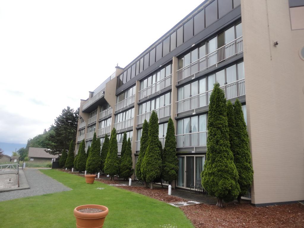 Oceanfront Suites At Cowichan Bay Exterior photo